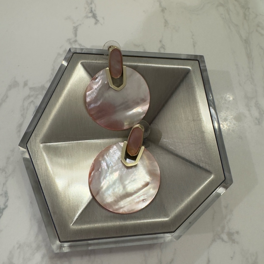 Kendra Scott Deena Earrings in Peach Mother of Pearl